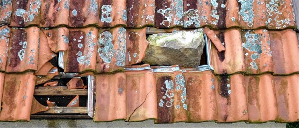 Ein Stein hat das Dach einer Wengerthütte bei Mühlhausen zertrümmert. Fotos: privat