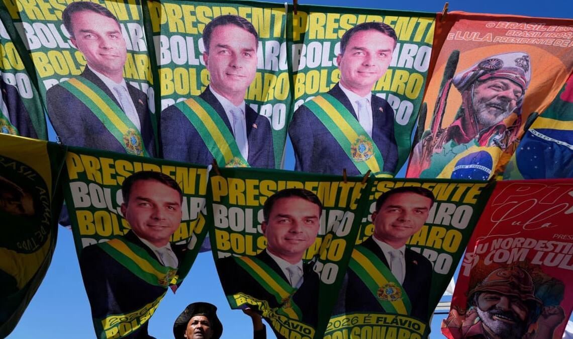 Ein Straßenhändler verkauft Wahlkampf-Fahnen der Präsidentschaftskandidaten Bolsonaro und des amtierenden Präsidenten Lula da Silva, der sich um eine Wiederwahl bewirbt. (zu dpa: «Verdacht auf ausländische Wahlkampfhilfe für Bolsonaro-Sohn»)