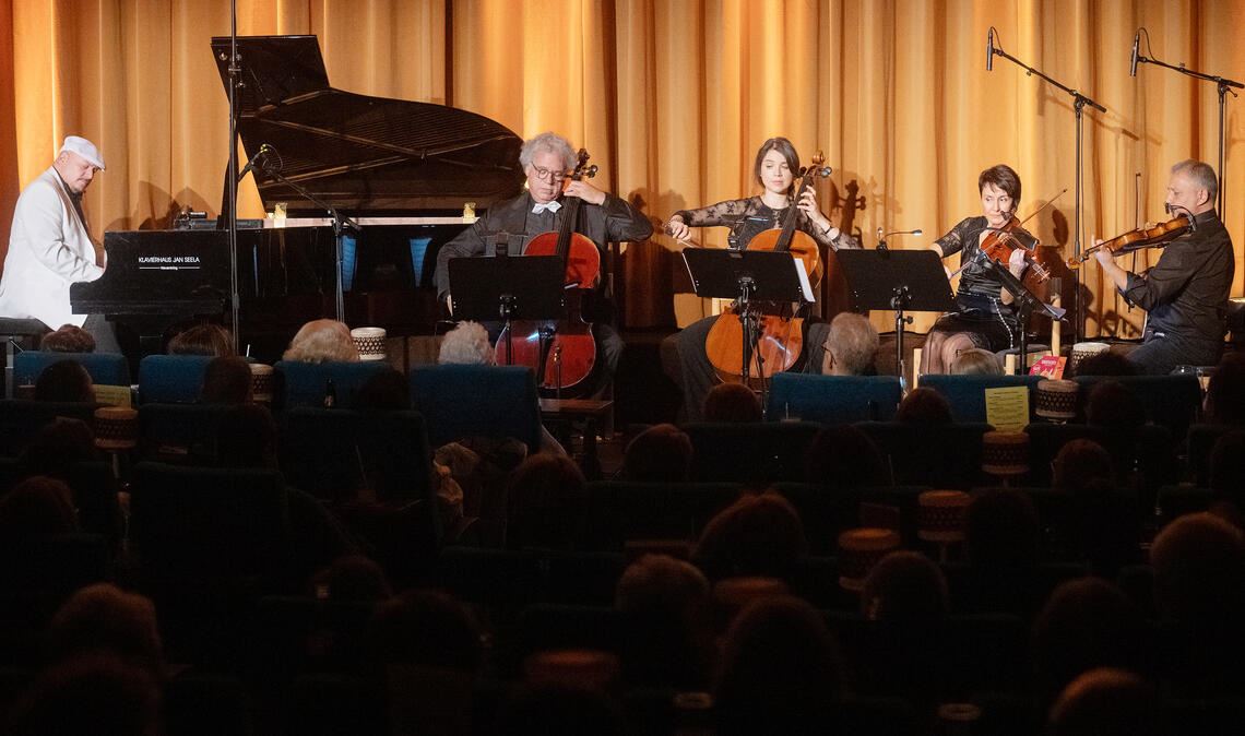 Ein Streichquartett begleitet erstmals die Melodien von Michael Fiedler. Foto: Fotomoment