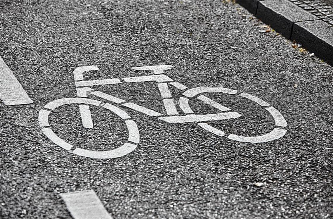 Ein Streifen am Rand der Lienzinger Straße soll Radfahrern das Leben leichter machen.privat