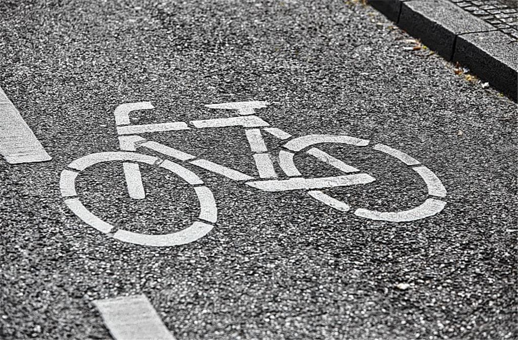 Ein Streifen am Rand der Lienzinger Straße soll Radfahrern das Leben leichter machen.privat