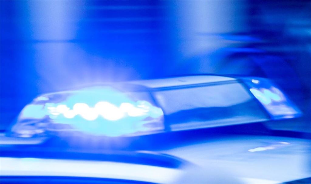 Ein Streifenwagen der Polizei ist mit Blaulicht im Einsatz. (zu dpa: «Mann bei Demo in Halle nach Wahl verletzt - Staatsschutz ermittelt»)
