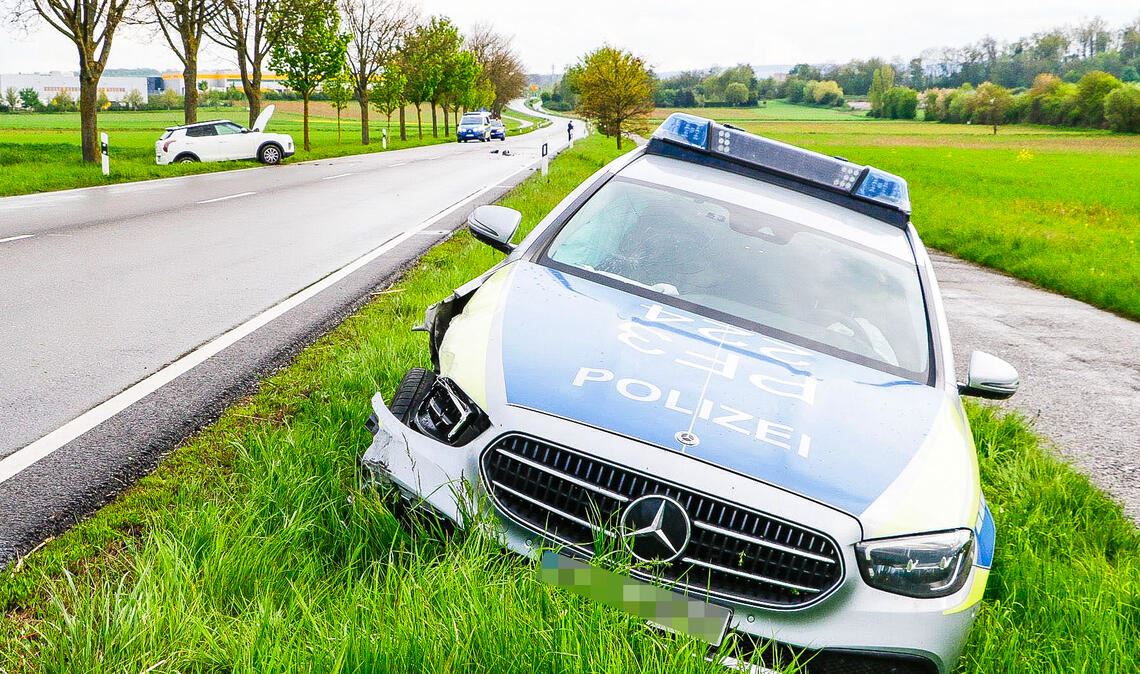 Ein Streifenwagen ist nach einem Unfall von der B294 abgekommen. Foto: Einsatz-Report24