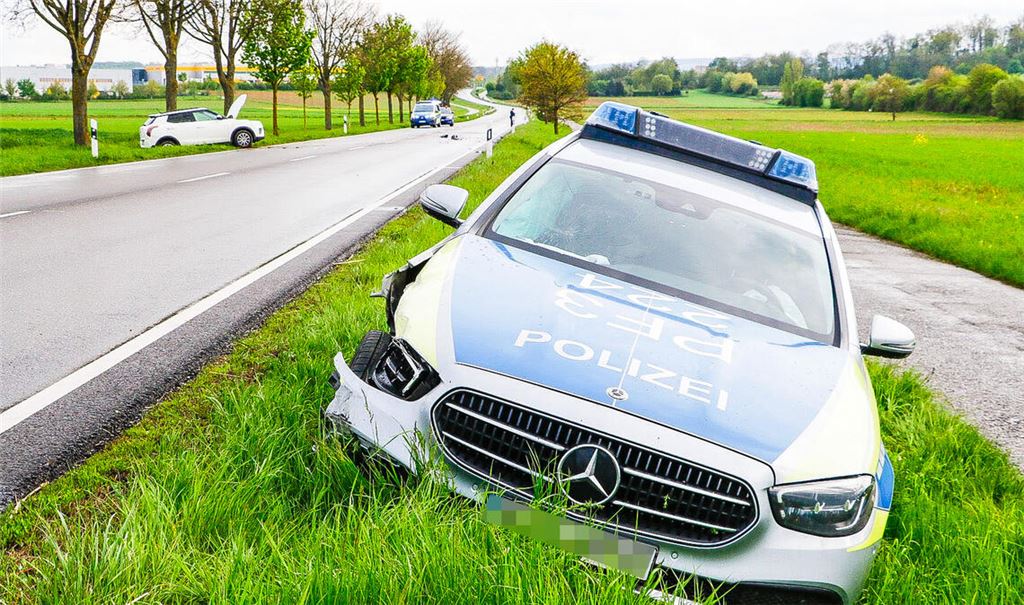 Ein Streifenwagen ist nach einem Unfall von der B294 abgekommen. Foto: Einsatz-Report24