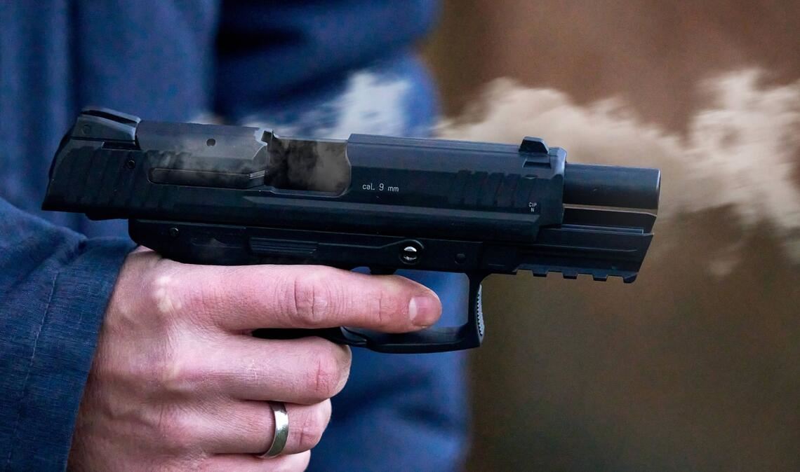 Ein Streit unter zwei Kindern um eine E-Zigarette ist  am Wochenende eskaliert – ein Vater hat zur Waffe gegriffen. Das Foto zeigt nicht die tatsächliche Waffe (Symbolfoto).