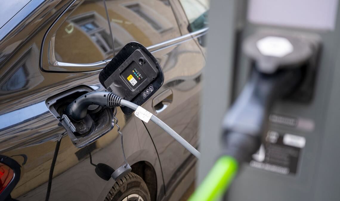 Ein Stromer beim Aufladen an einer Elektro-Ladesäule - von den Preissteigerungen, denen Nutzer von Dieselautos und Benzinern als Folge des Iran-Kriegs ausgesetzt sind, sind die Stromer-Nutzer nicht betroffen.