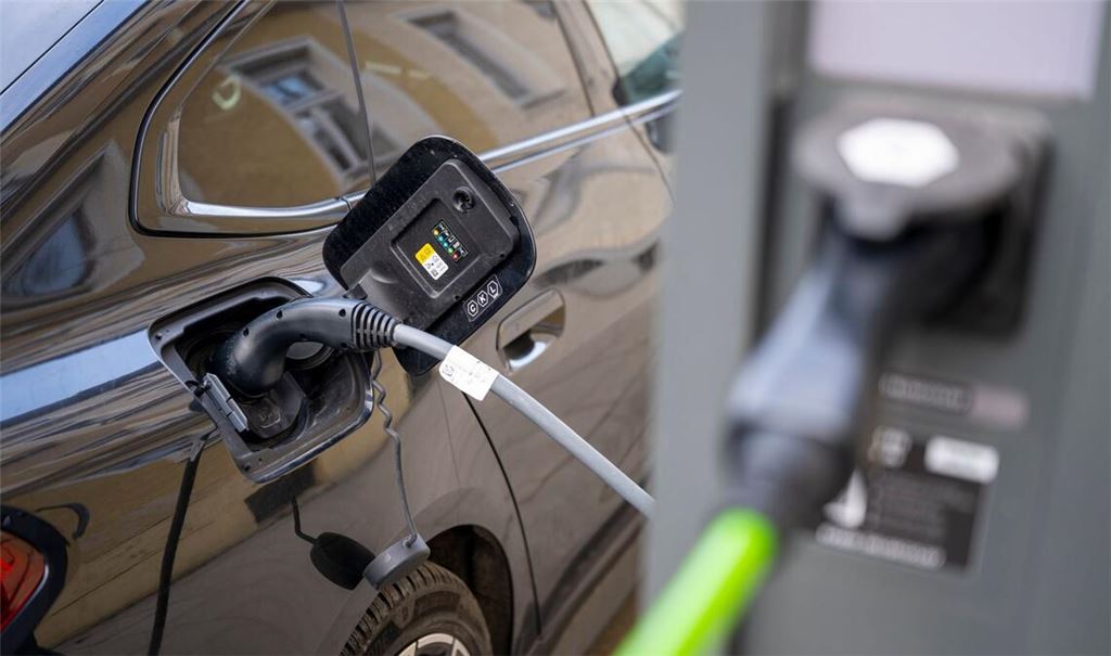 Ein Stromer beim Aufladen an einer Elektro-Ladesäule - von den Preissteigerungen, denen Nutzer von Dieselautos und Benzinern als Folge des Iran-Kriegs ausgesetzt sind, sind die Stromer-Nutzer nicht betroffen.