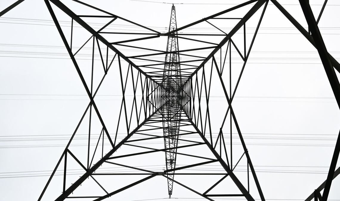 Ein Strommast einer Überlandleitung im baden-württembergischen Magstadt.