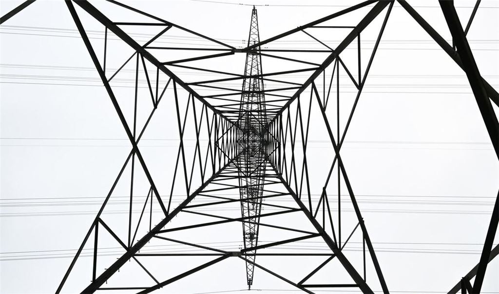 Ein Strommast einer Überlandleitung im baden-württembergischen Magstadt.