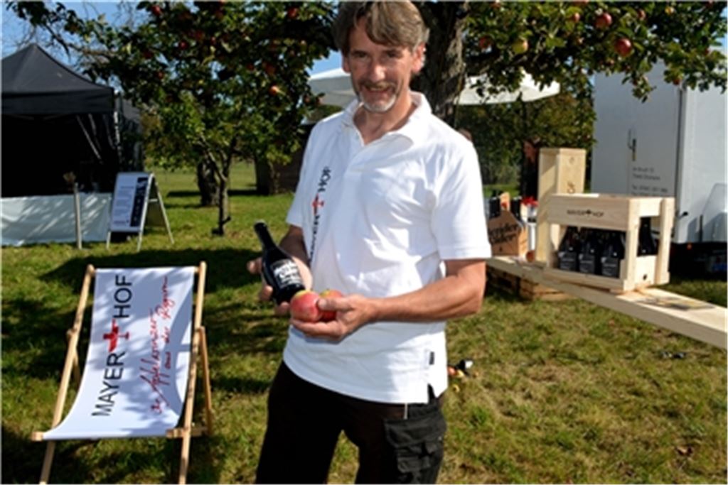 Ein Stück Heimat in Flaschen: Achim Mayer stellt auf der Streuobst-Modellwiese seinen Sender Cider vor. Foto: Stahlfeld