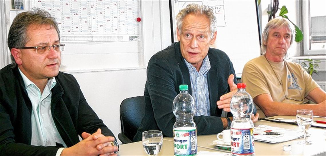 Ein Stück weit erleichtert: IG-Metall-Funktionär Martin Kunzmann (Mitte) und die Mahle-Behr-Betriebsräte Dieter Kiesling (l.) und Wolf-Dietrich Glaser berichten von Teilerfolgen. Foto: Kollros