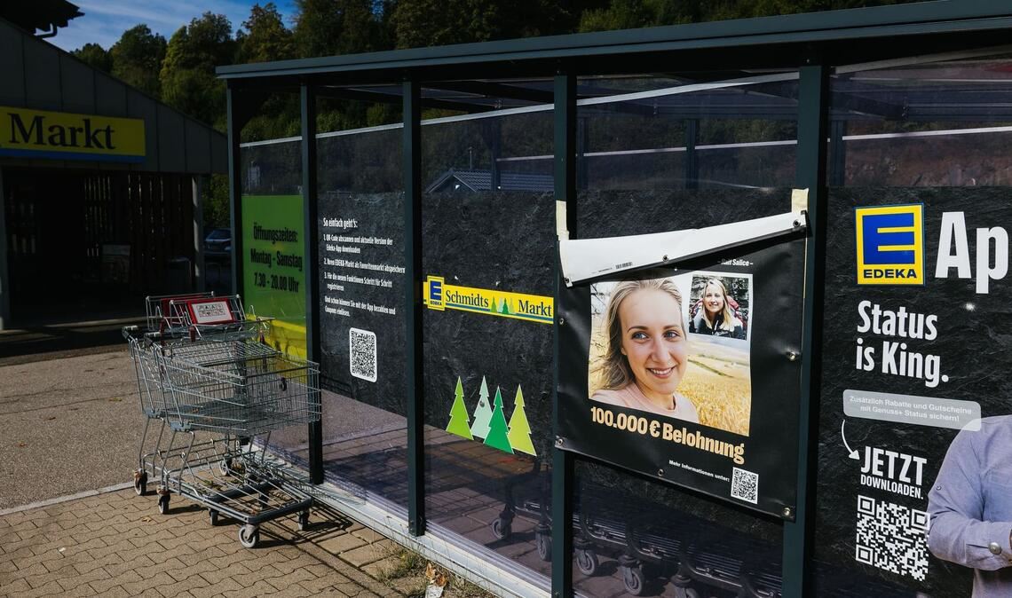 Ein Suchplakat hängt weiter an dem Supermarkt in Todtmoos, bei dem Scarlett zum letzten Mal gesehen wurde.