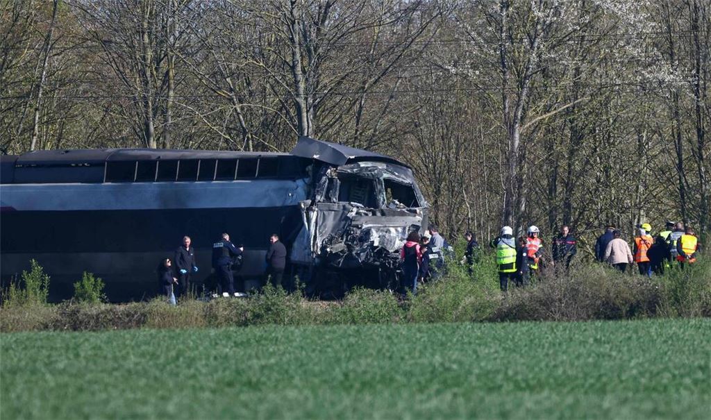 Ein TGV ist in Nordfrankreich mit einem Lastzug zusammengestoßen und entgleist.