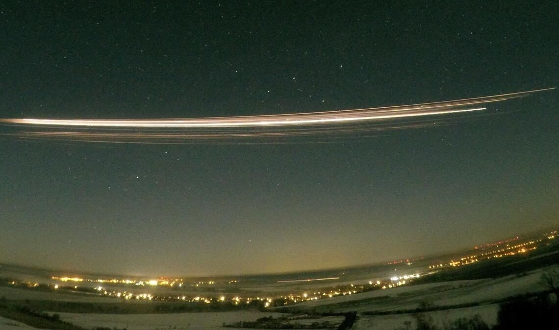 Ein Teil der Rakete Falcon 9 tritt am 19. Februar 2025 in die Atmosphäre ein.