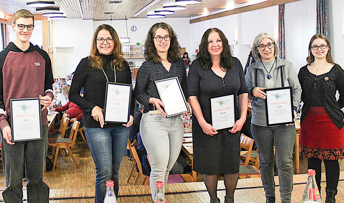 Ein Teil der Vertreterinnen und Vertreter der Vereine, die für ihre vorbildliche Jugendarbeit ausgezeichnet werden, mit der Verbandsjugendleiterin Alisa Klingel (re.). Foto: Gießler