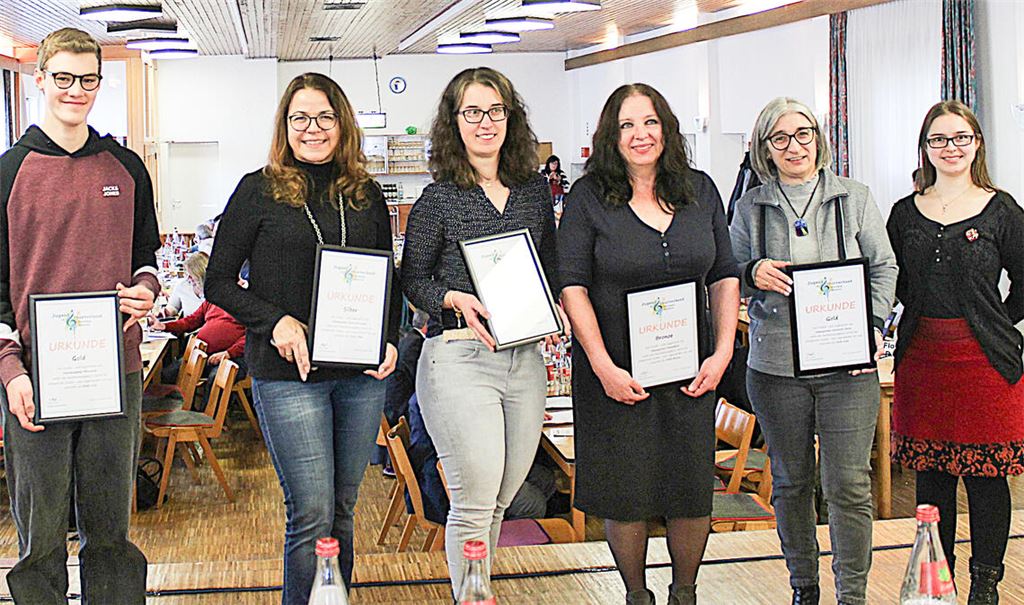 Ein Teil der Vertreterinnen und Vertreter der Vereine, die für ihre vorbildliche Jugendarbeit ausgezeichnet werden, mit der Verbandsjugendleiterin Alisa Klingel (re.). Foto: Gießler