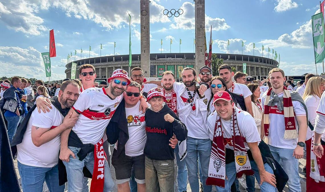 Ein Teil der VfB-Fans des OFC „Groß-Glabbich“ im vergangenen Jahr vor dem Berliner Olympiastadion. Die meisten sind auch in diesem Jahr wieder dabei. Fotos: privat