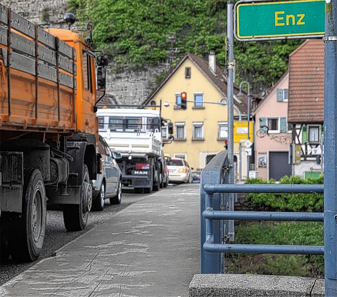 Ein Teil des Verkehrskonzepts: Die Ampelkreuzung auf Mühlacker Seite soll in einen Minikreisel umgebaut werden.Fotos: Huber