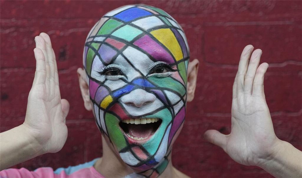 Ein Teilnehmer nimmt an der jährlichen Pride-Parade zur Feier des Pride-Monats der LGBTQ+-Gemeinschaft in Bangkok teil.