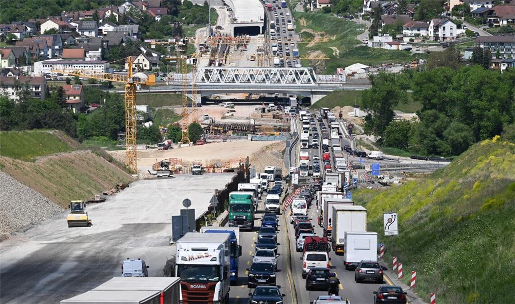 Ein Teilstück der A8 wird am Wochenende gesperrt (Symbolbild).