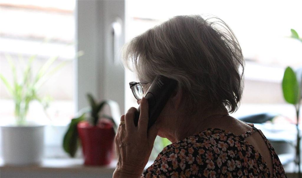 Ein Telefonbetrüger hat eine Frau aus Baden-Württemberg um rund hunderttausend Euro gebracht (Symbolfoto).