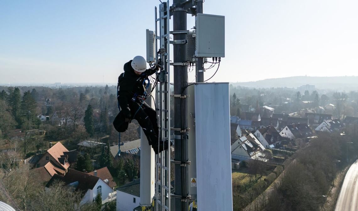 Ein Telekom-Techniker an einem Mobilfunk-Masten - an so einem Standort könnten künftig auch Anti-Drohnen-Sensoren hängen. (Archivbild)