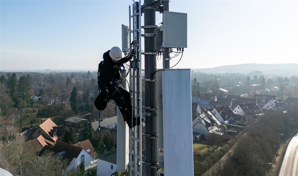 Ein Telekom-Techniker an einem Mobilfunk-Masten - an so einem Standort könnten künftig auch Anti-Drohnen-Sensoren hängen. (Archivbild)
