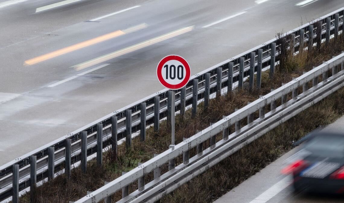 Ein Tempo-100 Schild steht auf einem Mittelstreifen (Symbolbild).