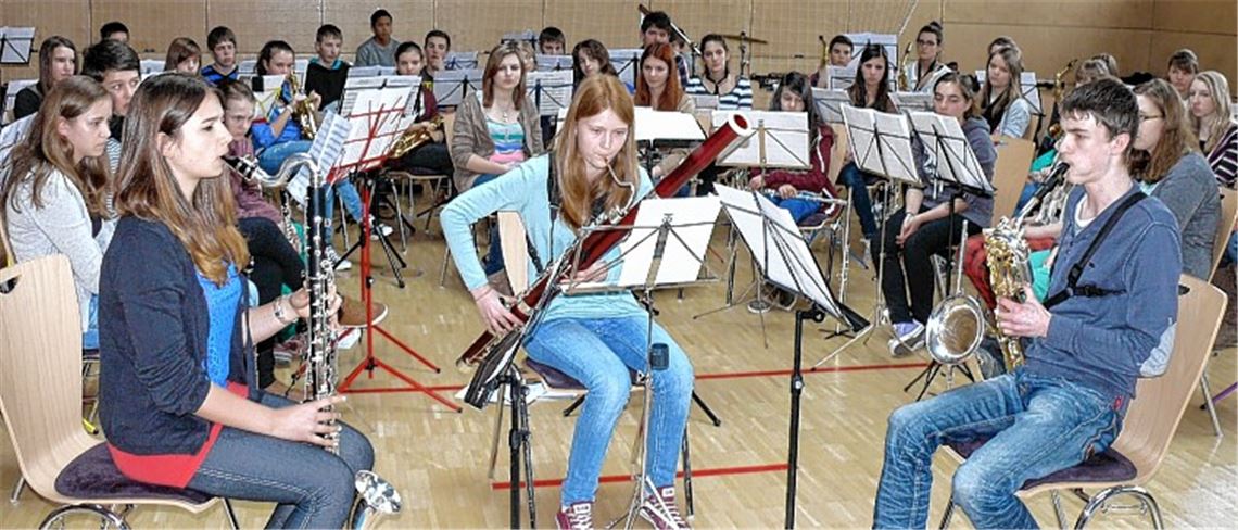 Ein Terzett des „Tiefen Holzes“ spielt beim Abschlusskonzert in Göbrichen nach einem D2- und D3-Lehrgang „Entertainer“. Die 13-jährige Freya Garhöfer (Mitte) aus Sternenfels mit Fagott erhielt die absolute Höchstpunktezahl von 100. Foto: Dietrich