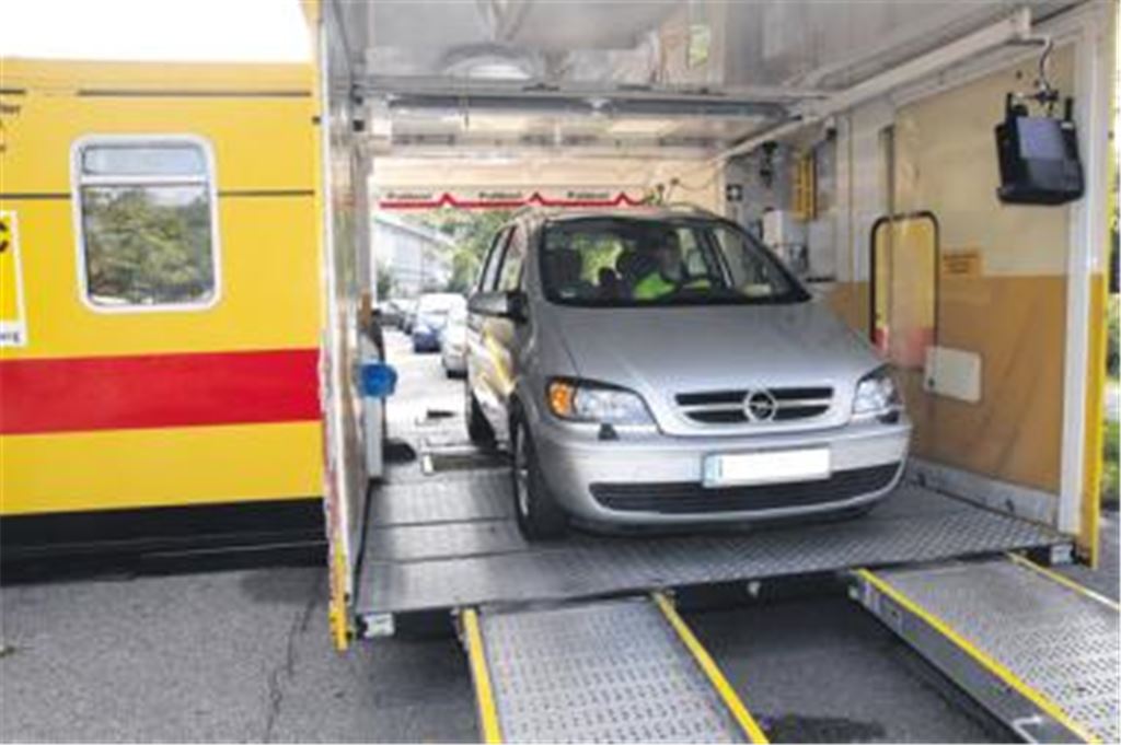 Ein Tester des ADAC prüft in Mühlacker Autos auf Herz und Nieren. Foto: Sadler