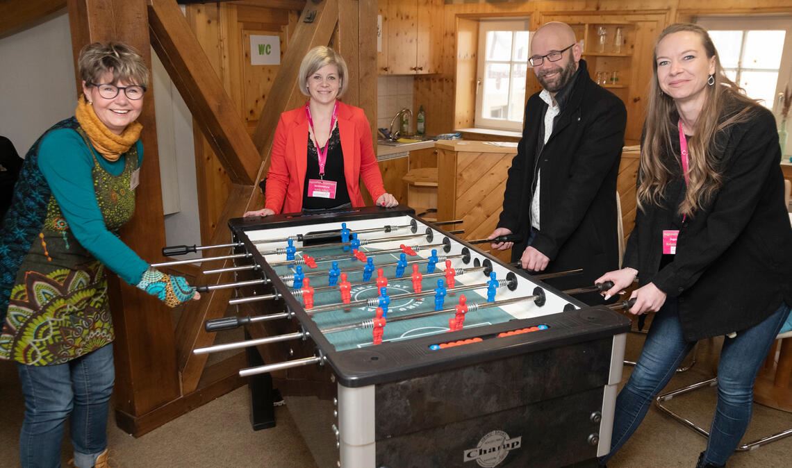 Ein Tischkicker gehört zum Equipment: Christine König, zuständig für die Kinderangebote, Sylvie Rüegg, Bereichsleitung Miteinanderleben, Bürgermeister Alexander Kozel und Leiterin Kristina Heidenreich (v. li.) eröffnen das Knittlinger Jugendhaus. Foto: Fotomoment