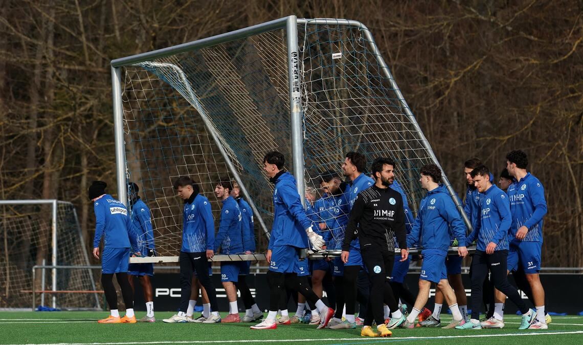 Ein Tor, viele Hände – Vorbereitung fürs Trainingsspiel.