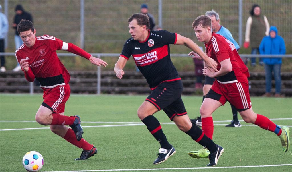 Ein Torspektakel gab es beim TSV Wiernsheim (in Schwarz) zu sehen. Foto: Fotomoment