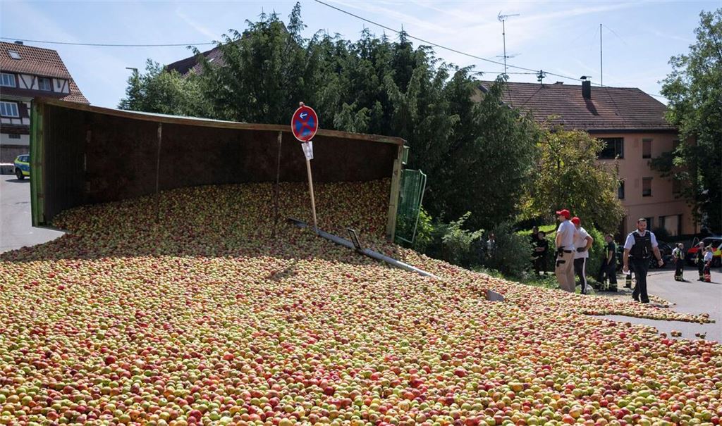 Ein Traktor mit einem mit Äpfel beladenen Anhänger war aus noch unbekannter Ursache auf abschüssiger Strecke umgekippt.