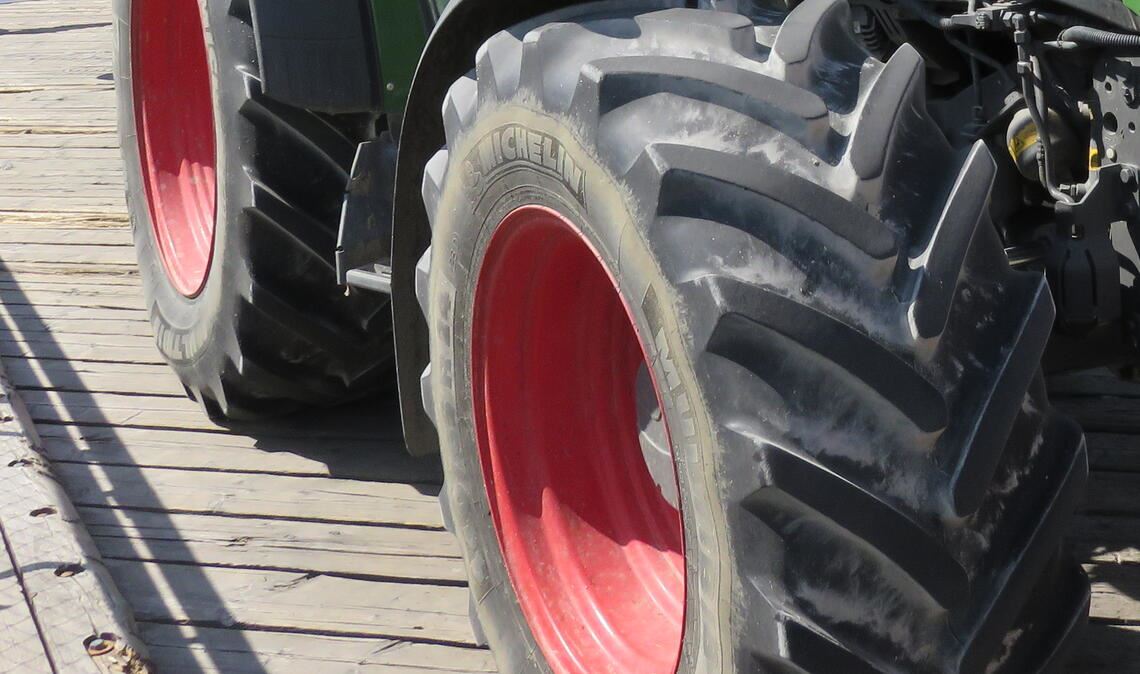 Ein Traktor rollt über die marode Enzbrücke in Mühlhausen. Das Bauwerk ist wegen seines schlechten Zustands nur noch für Fahrzeuge bis 7,5 Tonnen zugelassen. Foto: Archiv