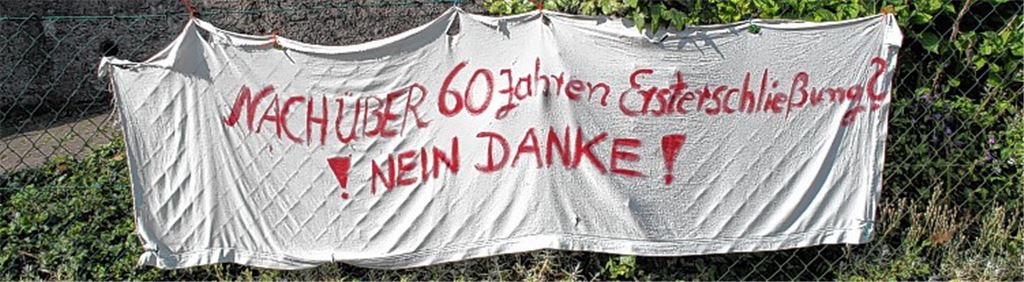 Ein Transparent an einem Gartenzaun an der Enzberger Burgfeldstraße bringt den Protest der Anwohner gegenüber den zu erwartenden Erschließungsbeiträgen zum Ausdruck. Fotos: Sadler