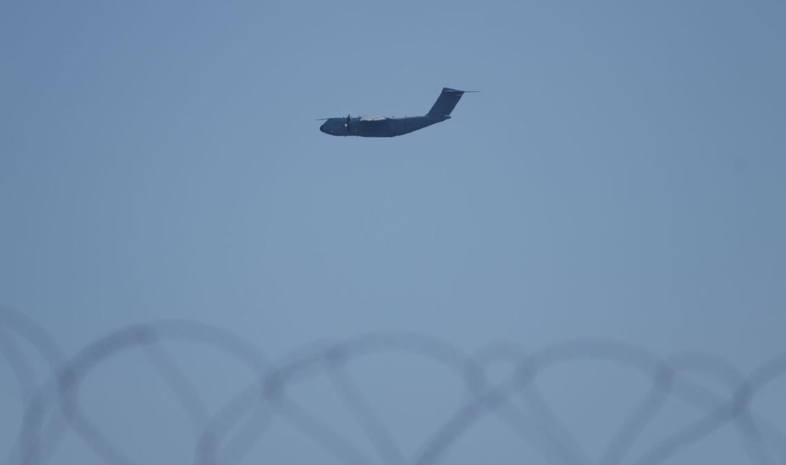 Ein Transportflugzeug überfliegt den britischen Luftwaffenstützpunkt Akrotiri in der Nähe von Limassol. Die Lage hatte sich dort nach einem Drohnenangriff schnell wieder normalisiert