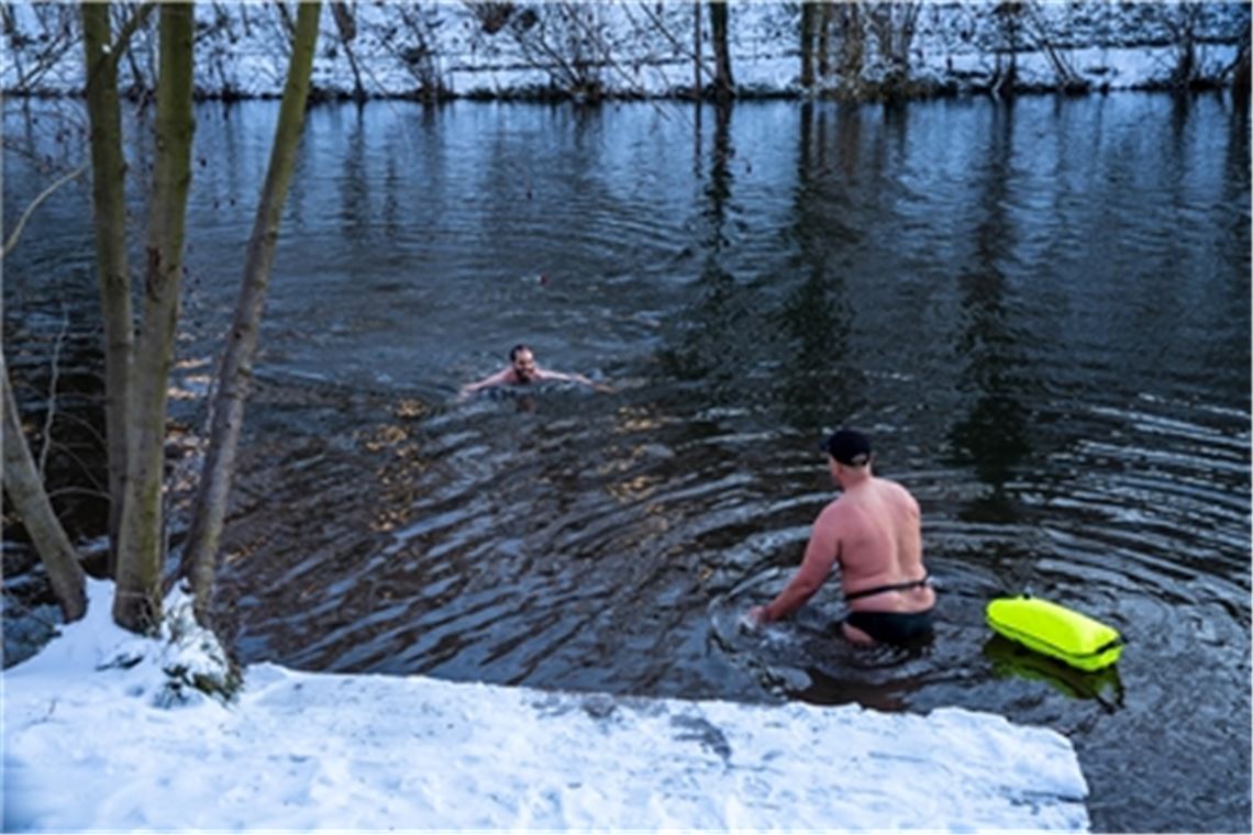 Ein Traumwetter, um im Freiwasser zu schwimmen? Den meisten Menschen mag beim Gedanken daran ein eisiger Schauer über den Rücken laufen. Nicht so den Schwimmern in der Enz. Fotos: Recken, privat