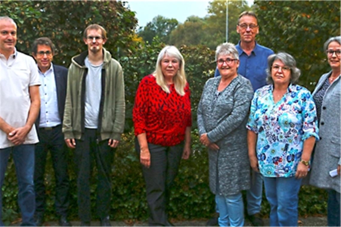 Ein Treffen in Lomersheim bildet den Rahmen für die Ehrung der Jubilare – verbunden mit einem Dank an Martha Jung aus dem Vertrieb (Mitte), die in Ruhestand geht. Foto: gez