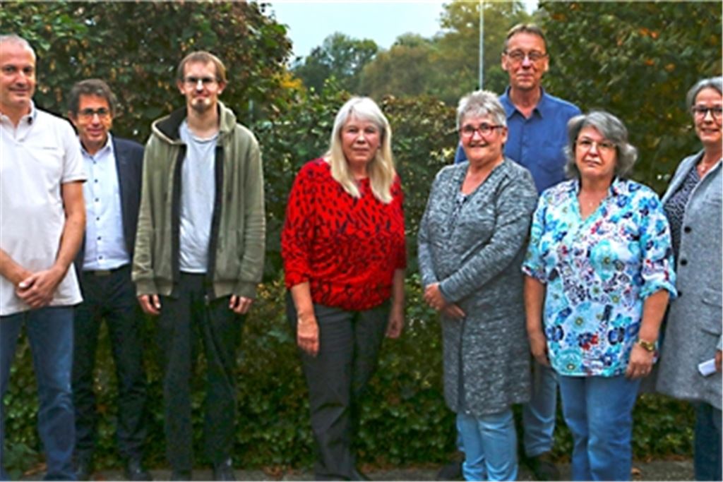Ein Treffen in Lomersheim bildet den Rahmen für die Ehrung der Jubilare – verbunden mit einem Dank an Martha Jung aus dem Vertrieb (Mitte), die in Ruhestand geht. Foto: gez