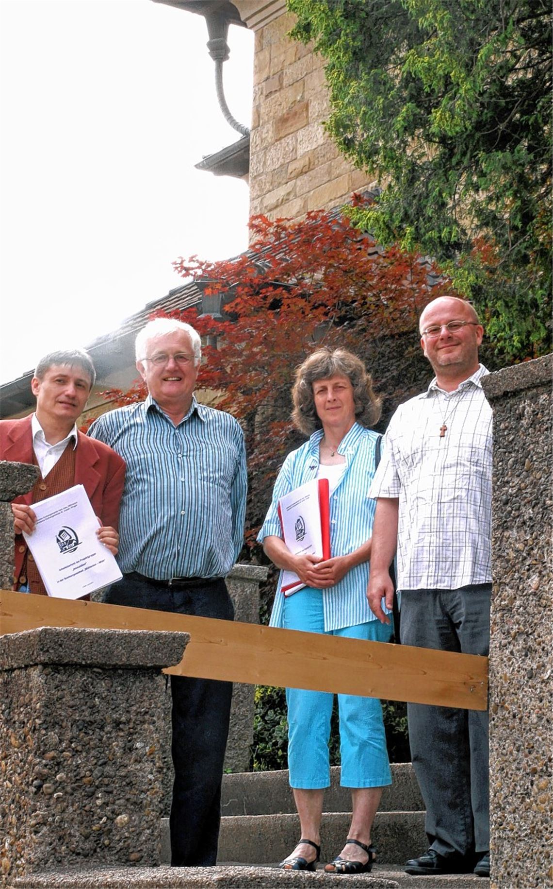 Ein Treppenaufgang an der Herz-Jesu-Kirche musste bereits gesperrt werden. Das ist aber nicht das größte Sanierungsproblem für Dekan Claus Schmidt, Kirchengemeinderätin Veronika Ebhart und ihren Kollege Bernhard Reuter sowie Kirchenpfleger Peter Steimle (v. re.). Foto: Goertz