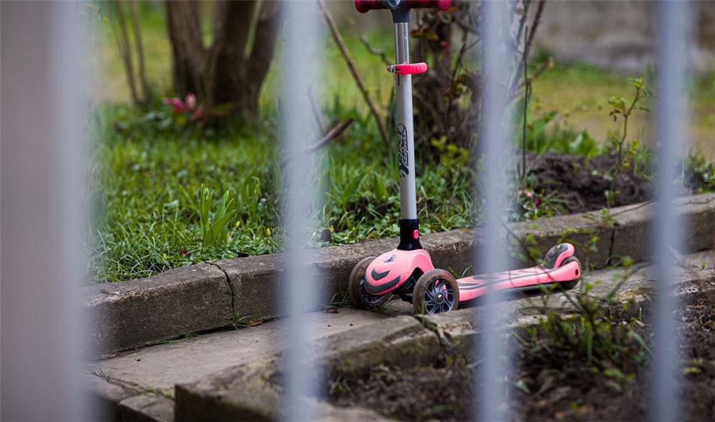 Ein Tretroller steht vor dem Einfamilienhaus in der Region Hannover, in dem sich die Tat ereignete.