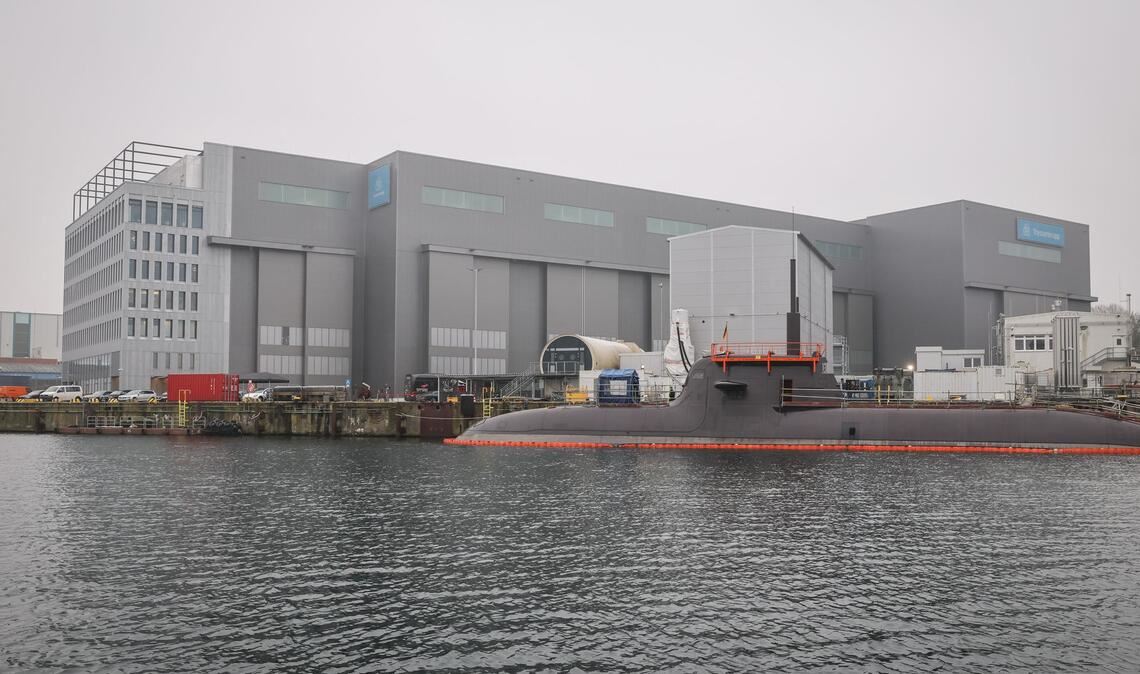 Ein U-Boot vor der Kieler Werft von TKMS.