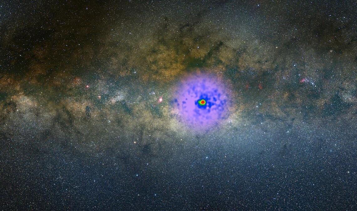 Ein Überschuss an Gammastrahlung aus dem Herzen der Milchstraße gilt als Indiz für Dunkle Materie. Aber warum findet sich dieses Gammaglühen nicht auch bei anderen Galaxien?