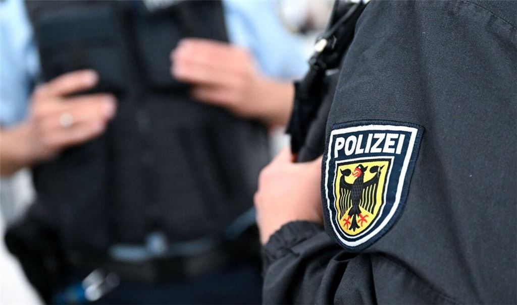 Ein Unbekannter soll Reisende in einem Regionalzug mit einer Pistole bedroht haben. Die Bundespolizei in Stuttgart ermittelt (Symbolfoto).