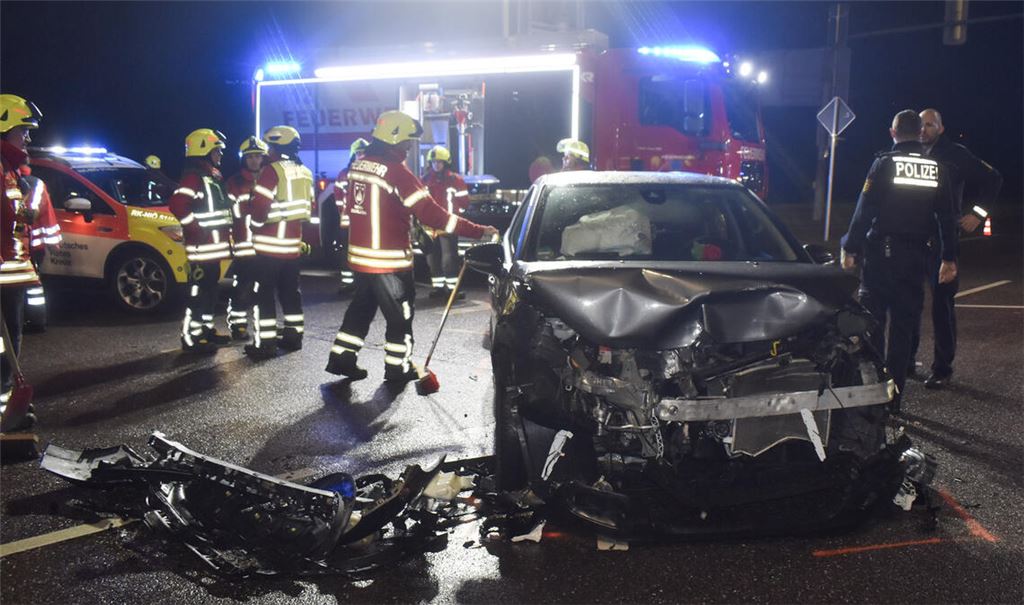 Ein Unfall an der B10-Kreuzung in Niefern fordert eine Verletzte. Foto: Myroshnichenko