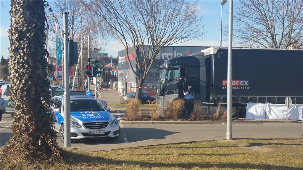 Tödlicher Unfall: Fußgängerin mit Rollator wird auf Supermarkt-Parkplatz von LKW überfahren