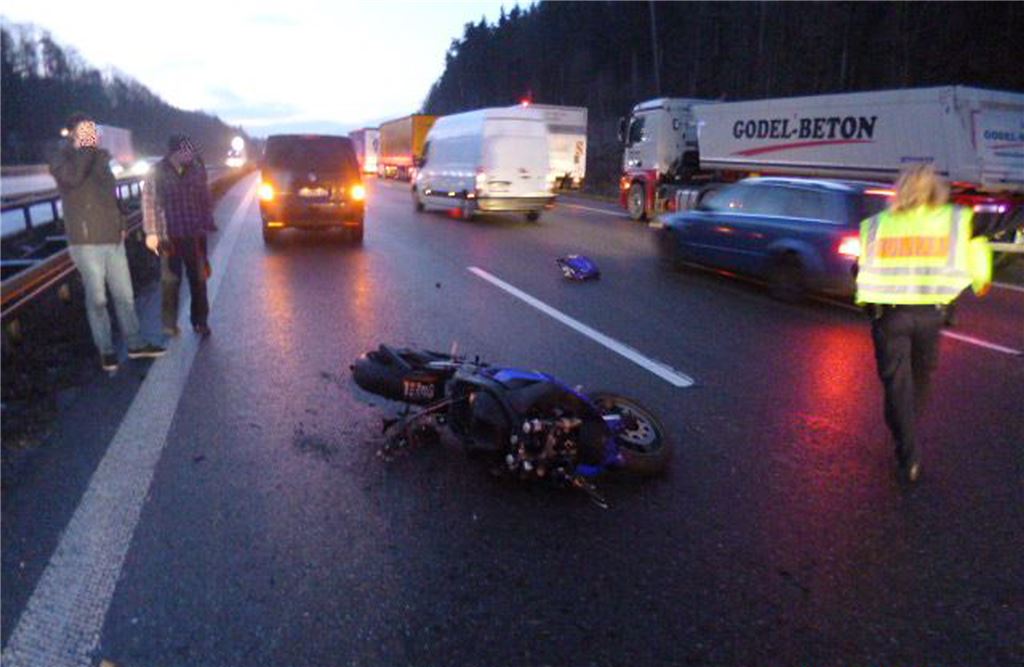 910_0008_106966_4sp_p_Unfall_Motorradfahrer_Stauende_Pfo