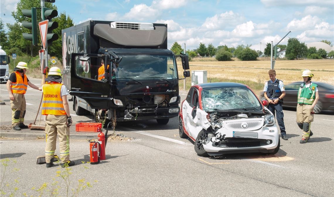 Ein Unfall auf der B10 fordert zwei Verletzte. Foto: Fotomoment