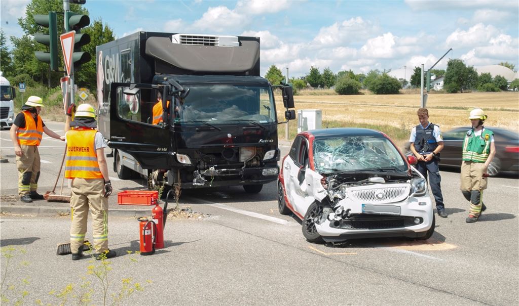 Ein Unfall auf der B10 fordert zwei Verletzte. Foto: Fotomoment